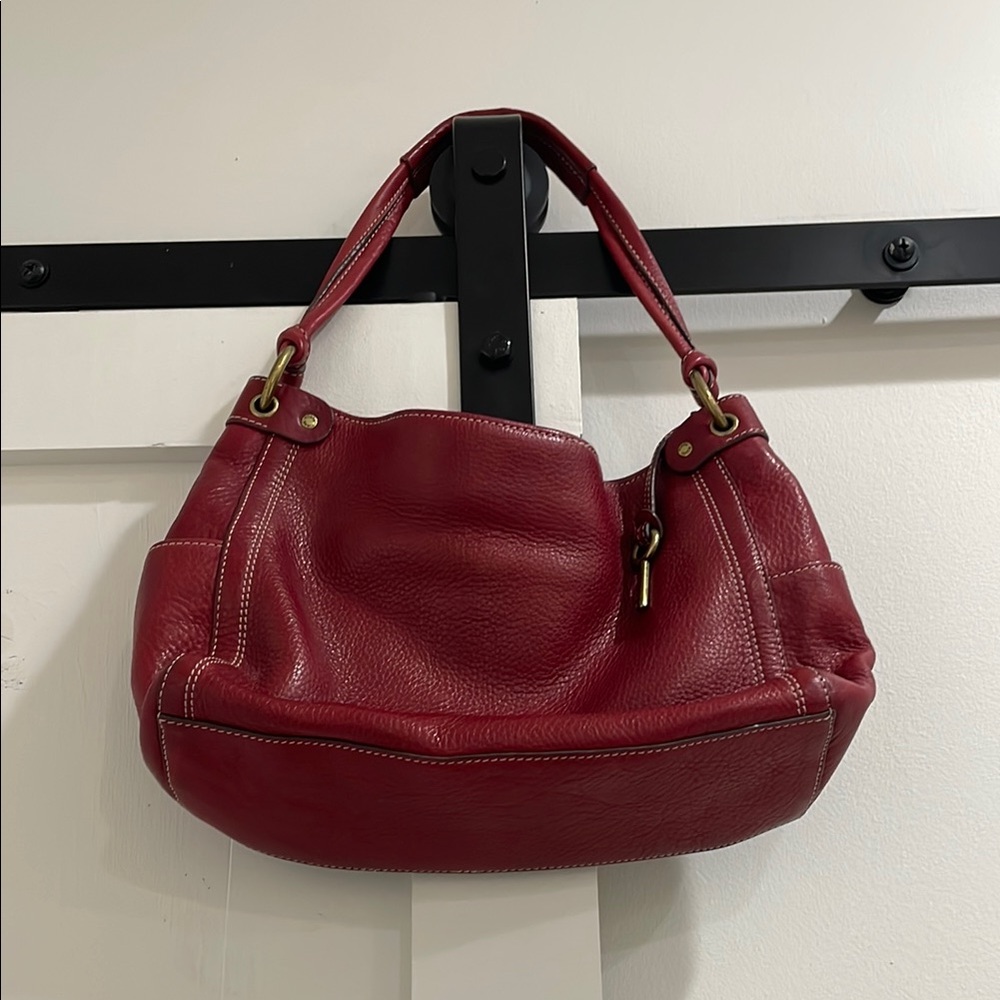 Fossil Red Shoulder Bag with Luxurious Leather Finish